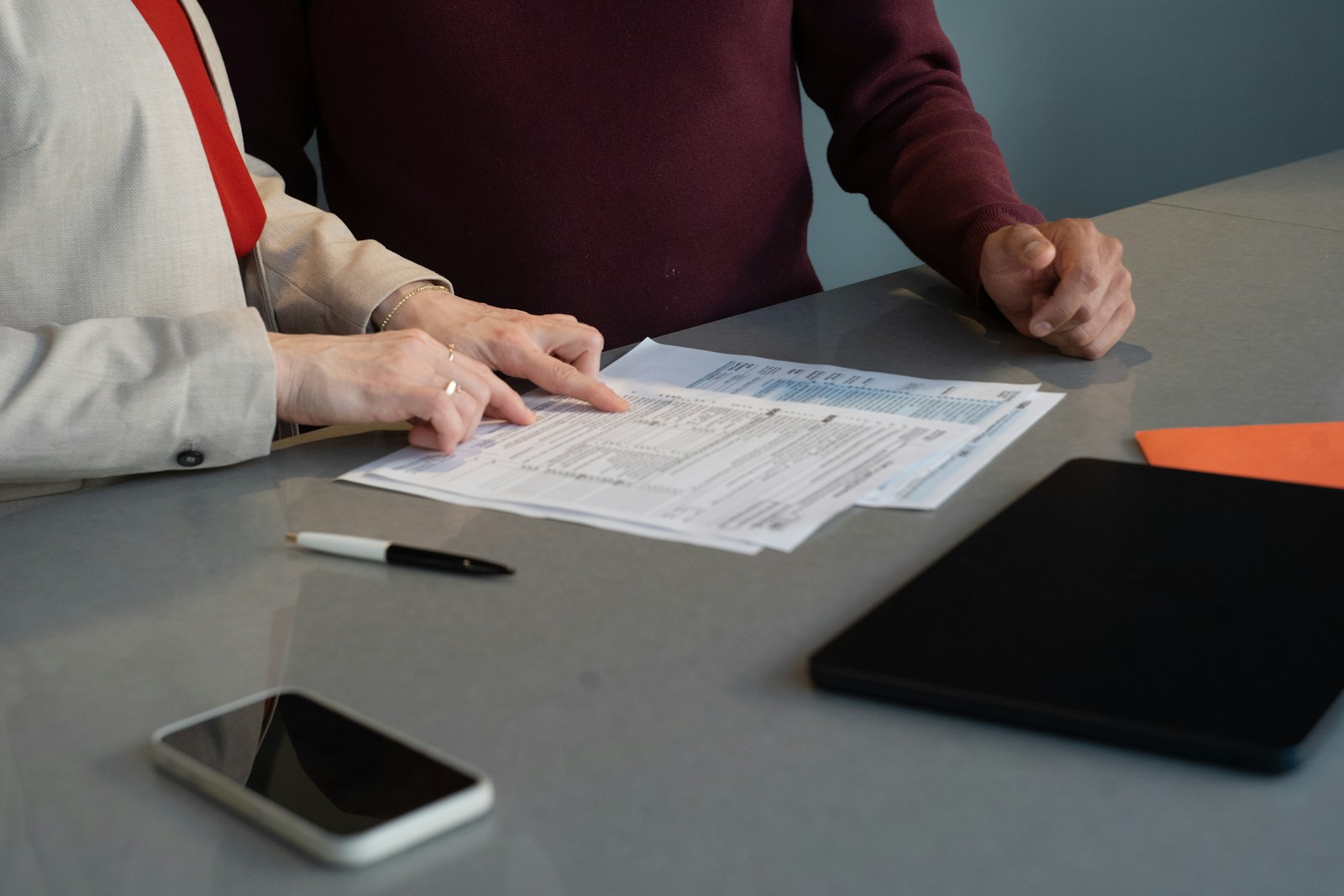 Especialista revisando documentos de licitação com o cliente