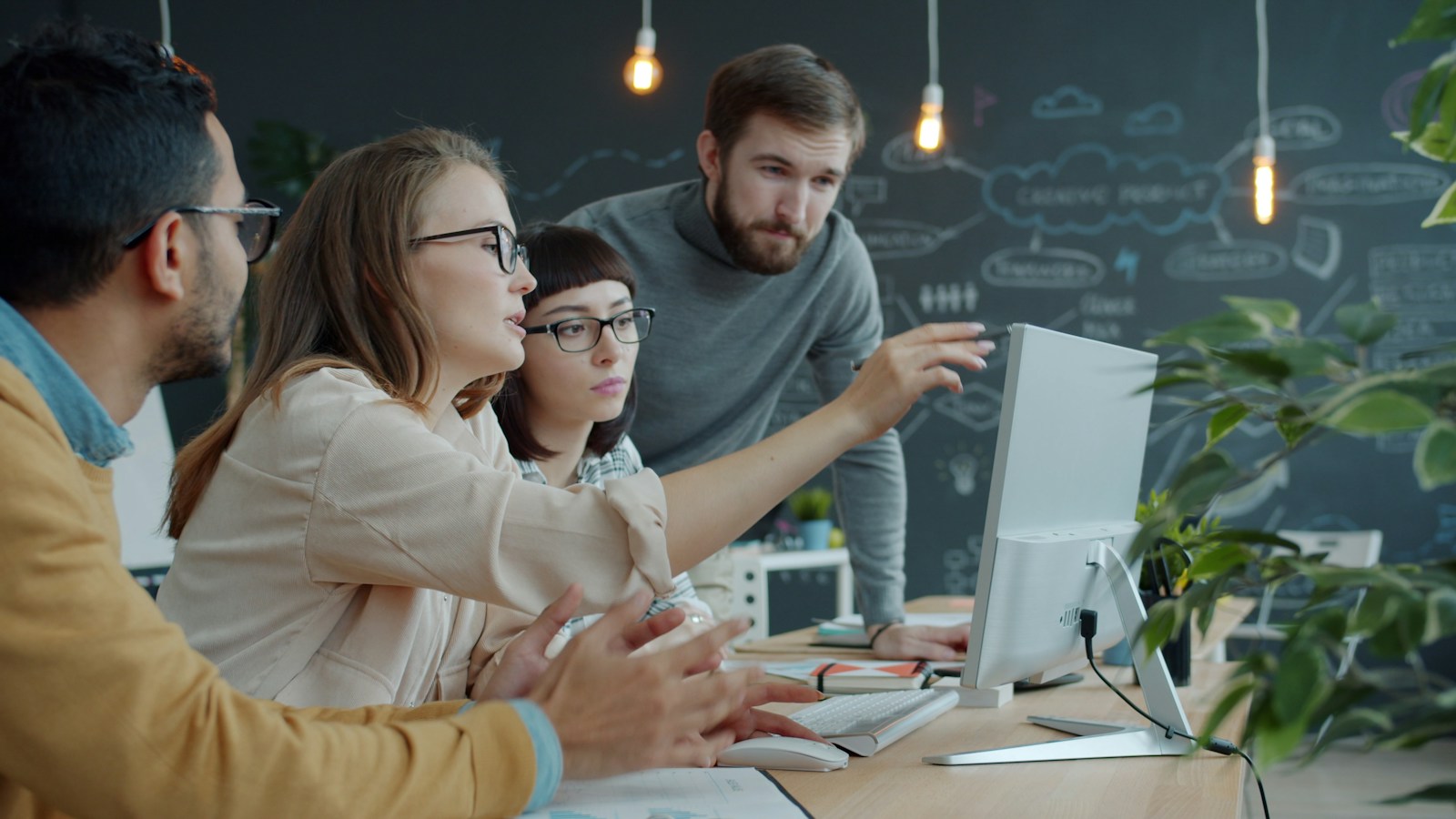Equipe de especialistas analisando um edital no computador